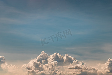 美丽的蓝天与云背景。天空云，天空与云天气自然云蓝色。