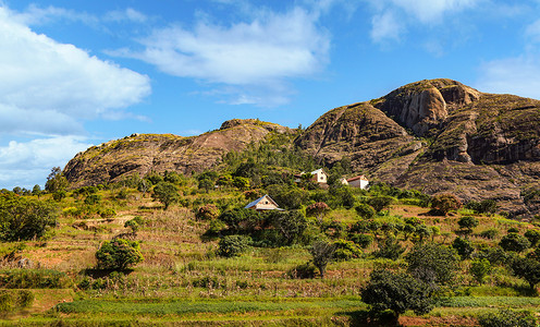 典型的马达加斯加景观 — 安博西特拉附近地区带粘土房屋的小山丘上的绿色和黄色梯田