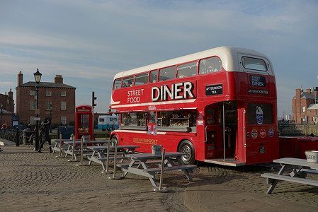 利物浦阿尔伯特码头边的街头美食餐车