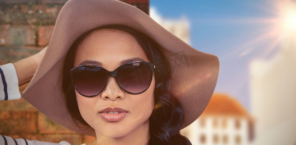 戴着帽子和太阳镜的迷人亚洲女性的合成图像