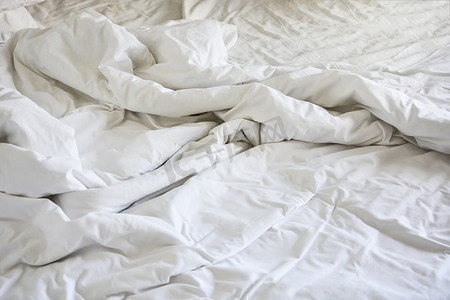 早上起床后卧室里皱皱巴巴的毛毯，