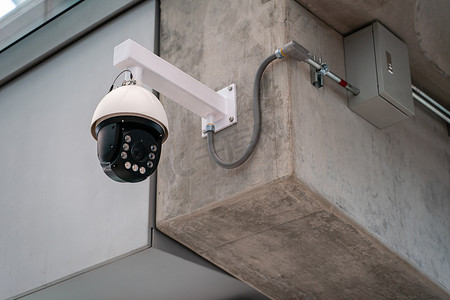 监控角度摄影照片_安装在混凝土建筑上的闭路电视监控摄像头。