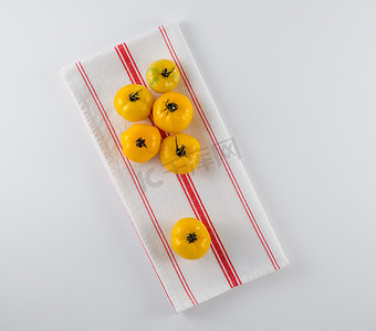 法国毛巾上的黄色传家宝西红柿