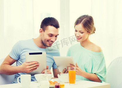 微笑的夫妇与 tablet pc 阅读新闻