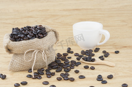 木勺咖啡豆和一袋咖啡豆