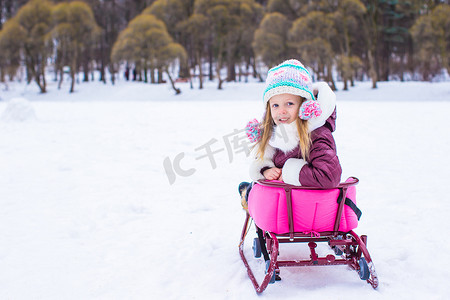 可爱的快乐小女孩在冬天的雪天玩得开心