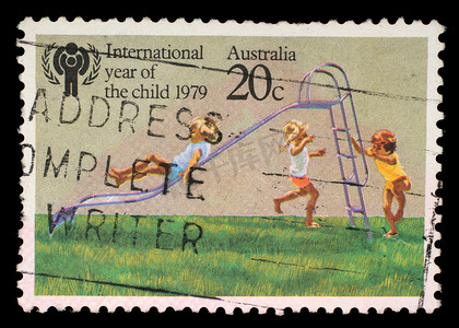 澳大利亚印制的“国际儿童年”邮票展示了孩子们在玩滑梯