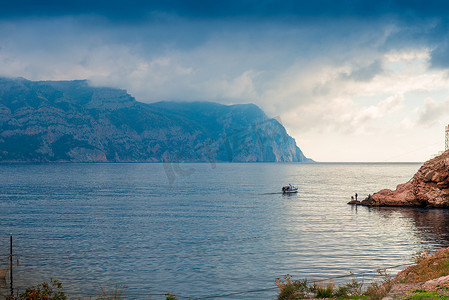 渔船在海中落叶，海山景观