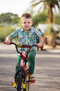 可爱公路摄影照片_可爱的孩子骑自行车