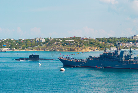 俄罗斯军舰和潜艇。