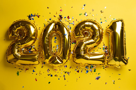 2021年新年概念来自金箔气球和五彩纸屑