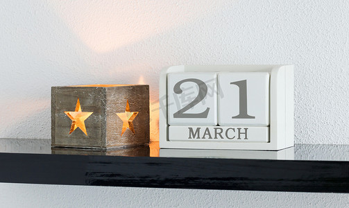 白色方块日历当前日期为 21 日和 3 月