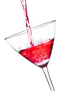 冷泡摄影照片_用倾斜的红色鸡尾酒和气泡装满玻璃杯