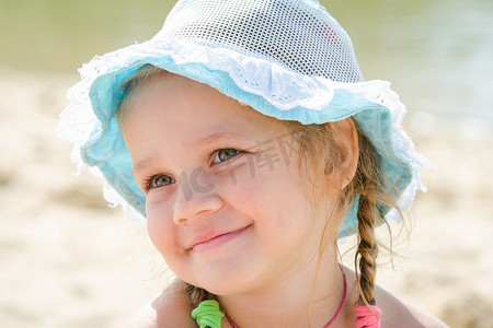 巴拿马海滩上快乐的小女孩