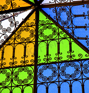 摩洛哥非洲窗户和灯光中的彩色玻璃和太阳