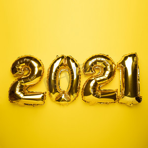 2021年新年概念来自黄色的金箔气球