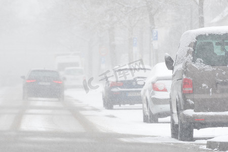 汽车交通摄影照片_在大雪中驾驶汽车