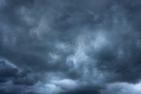 夏季龙卷风来临前的乌云风暴和坏天气