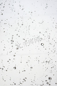 珠状摄影照片_窗户上的雨滴