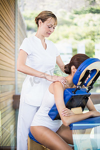 物理治疗师为女性提供肩部按摩