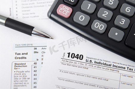 带笔和计算器的美国税表 1040