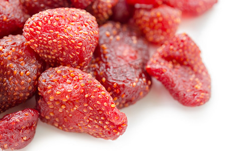 一堆鲜美的红干脱水草莓