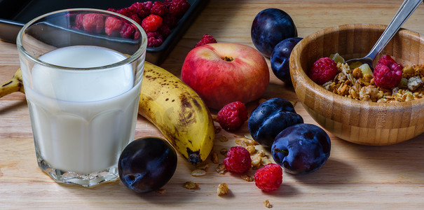 早餐碗用牛奶什锦早餐、莓果、水果和牛奶