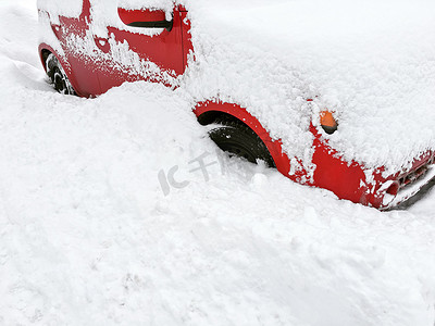 白雪中的红车