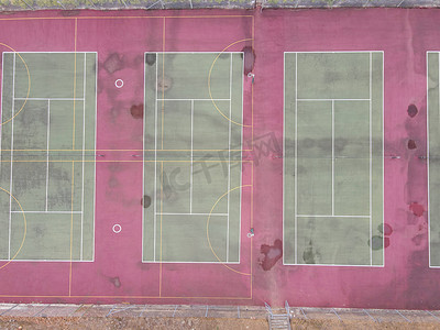 从上方看一排网球场的高角度视图