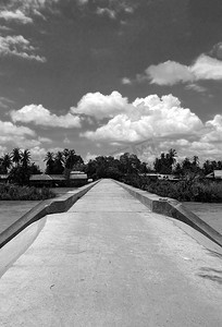 太师椅黑白摄影照片_黑白颜色的水泥桥梁老挝村庄