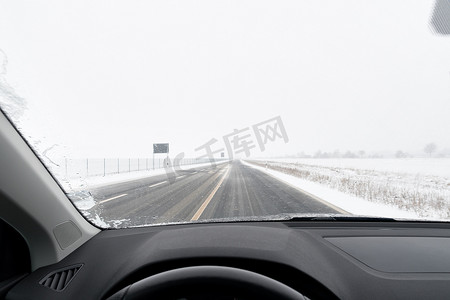 从汽车看雪路