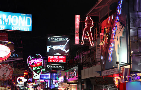 红烧戈雅鱼摄影照片_芭堤雅街头的夜生活