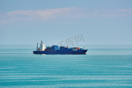 黑海中的集装箱船