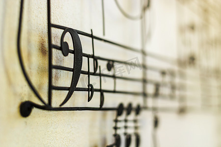 旧墙上的“F 谱号”低音谱号旧钢带音符蓝光