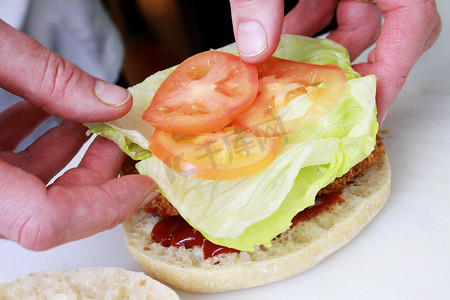 牛肉三明治摄影照片_厨师做汉堡