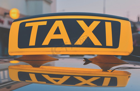 城市出租车车顶上点亮的出租车标志