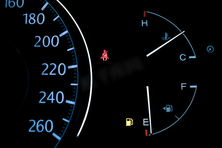 汽车仪表板显示低燃油警告灯