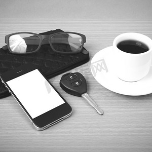 咖啡、电话、车钥匙、眼镜和钱包