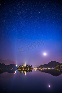 月亮上的城堡摄影照片_夜间斯洛文尼亚布莱德湖上的教堂和布莱德城堡