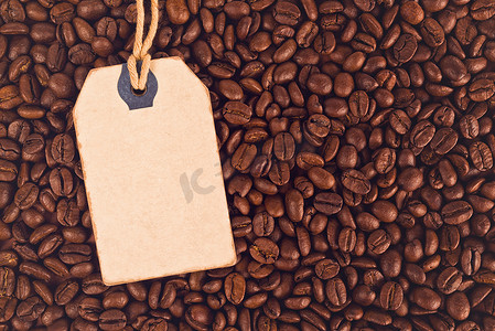 咖啡价格标签摄影照片_空白折扣复古价格标签标签和咖啡豆