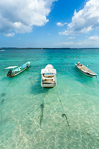 小船摄影照片_印度尼西亚巴厘岛 nusa penida 海滩上的小船，柔和的色彩