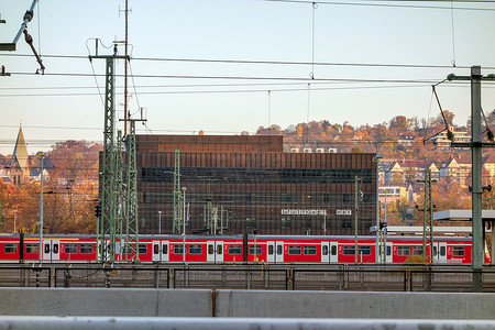 火车发展摄影照片_斯图加特火车总站