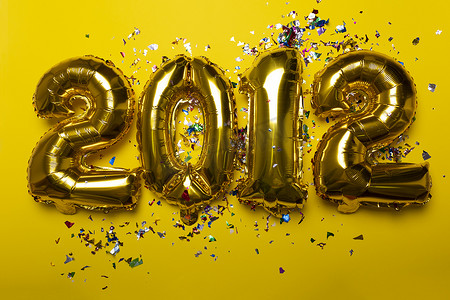 2021 年新年概念来自金箔气球和 y 上的五彩纸屑