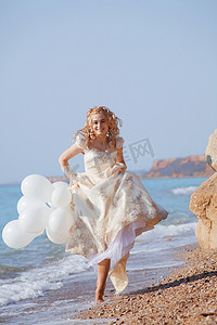 奔跑在海滩的新娘
