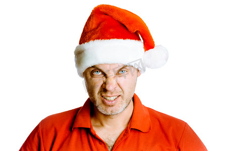 穿着红色衬衫和圣诞老人​​帽子的不刮胡子的愤怒的人。