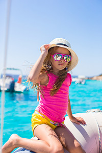 可爱的小女孩享受在海中乘船航行