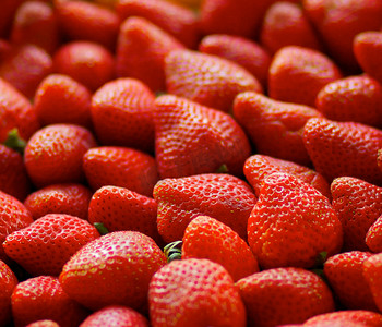 美味的草莓摄影照片_一堆红色美味的草莓