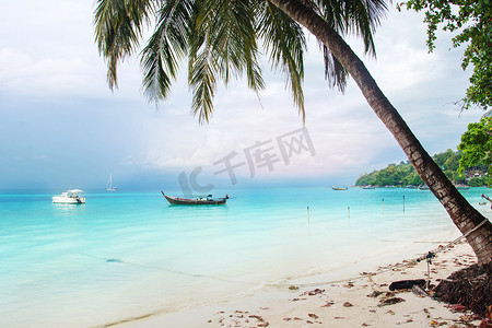风景与椰子树和小船在蓝色海南 Th