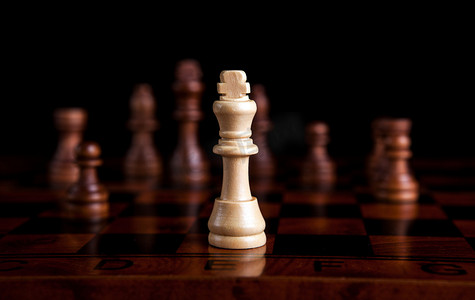 招新圆满结束摄影照片_以国王为中心的国际象棋游戏