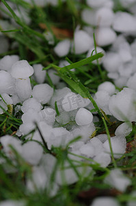 暴雨摄影照片_冰雹球